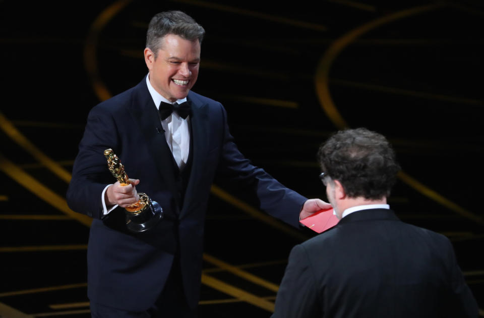 Matt Damon und Ben Affleck präsentierten bei den diesjährigen Oscars einen Award. (Bild: Reuters)