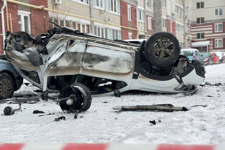 Esta fotografía publicada en la cuenta oficial de Telegram del gobernador de la región de Belgorod, Vyacheslav Gladkov, el 5 de enero de 2024, muestra un coche destruido tras un ataque con misiles en Belgorod. 