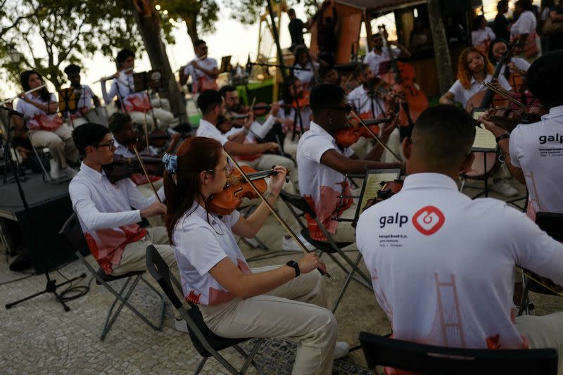 La orquesta juvenil Mare do Amanha actúa unos días antes de la celebración de la XXXVII Jornada Mundial de la Juventud en Lisboa