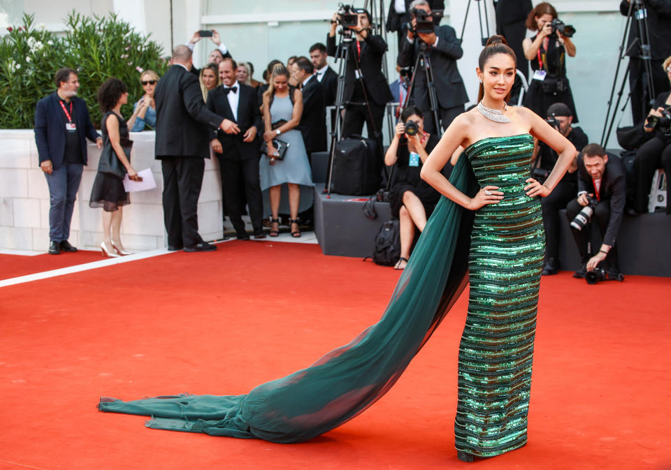 Die thailändische Schauspielerin Pechaya Wattanamontree, die auf den Spitznamen Min hört, glitzert ebenfalls – in einer bodenlangen grünen Robe mit XXL-Schleppe. (Bild: Getty Images)