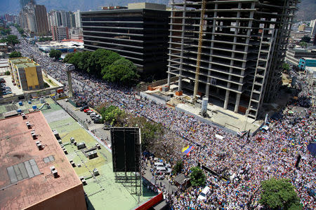 Supporters of Venezuelan opposition leader Juan Guaido, who many nations have recognized as the country's rightful interim ruler, take part in a rally against Venezuelan President Nicolas Maduro's government in Caracas, Venezuela, April 6, 2019. REUTERS/Adriana Loureiro