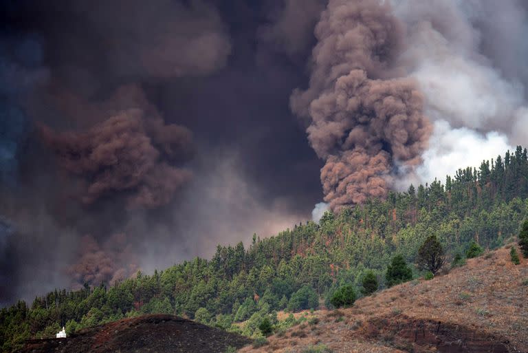 El monte Cumbre Vieja entra en erupción arrojando una columna de humo, ceniza y lava como se ve desde Los Llanos de Aridane en la isla canaria de La Palma el 19 de septiembre de 2021