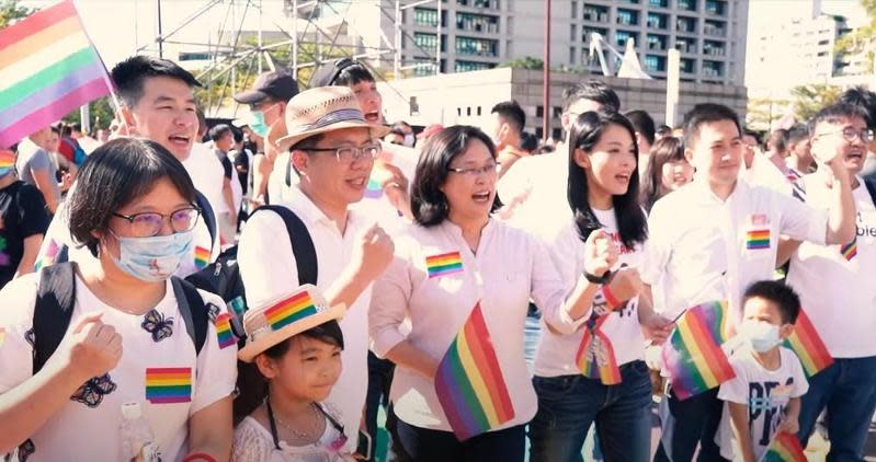 民眾黨推出競選歌曲，其中使用2020年台灣同志遊行的畫面卻引發質疑。（翻攝自民眾之聲YouTube）