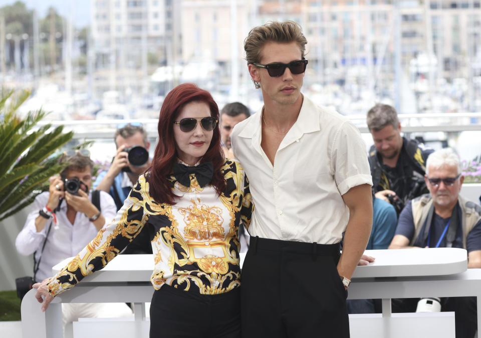 Priscilla Presley, izquierda, y Austin Butler posan en la sesión 'Elvis' en la 75a edición del Festival de Cine de Cannes en Francia el 26 de mayo de 2022. (Foto Vianney Le Caer/Invision/AP)