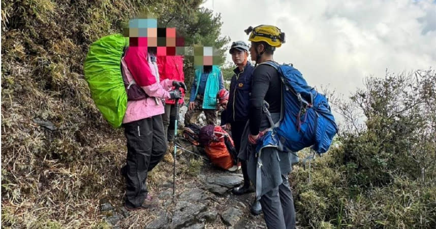 搜救人員抵達時，女登山客表示左肩及肋骨處疼痛，但能自己走下山。（圖／嘉縣消防局提供）