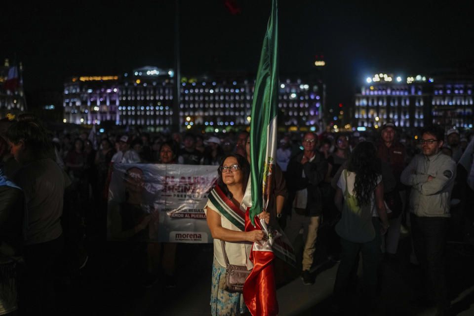 Una seguidora de la candidata a la presidencia Claudia Sheinbaum espera a su llegada en el Zócalo, la plaza principal de Ciudad de México, después de que el Instituto Nacional Electoral anunciara que Sheinbaum tenía una ventaja irreversible en el conteo, la madrugada del lunes 3 de junio de 2024. (AP Foto/Matias Delacroix)