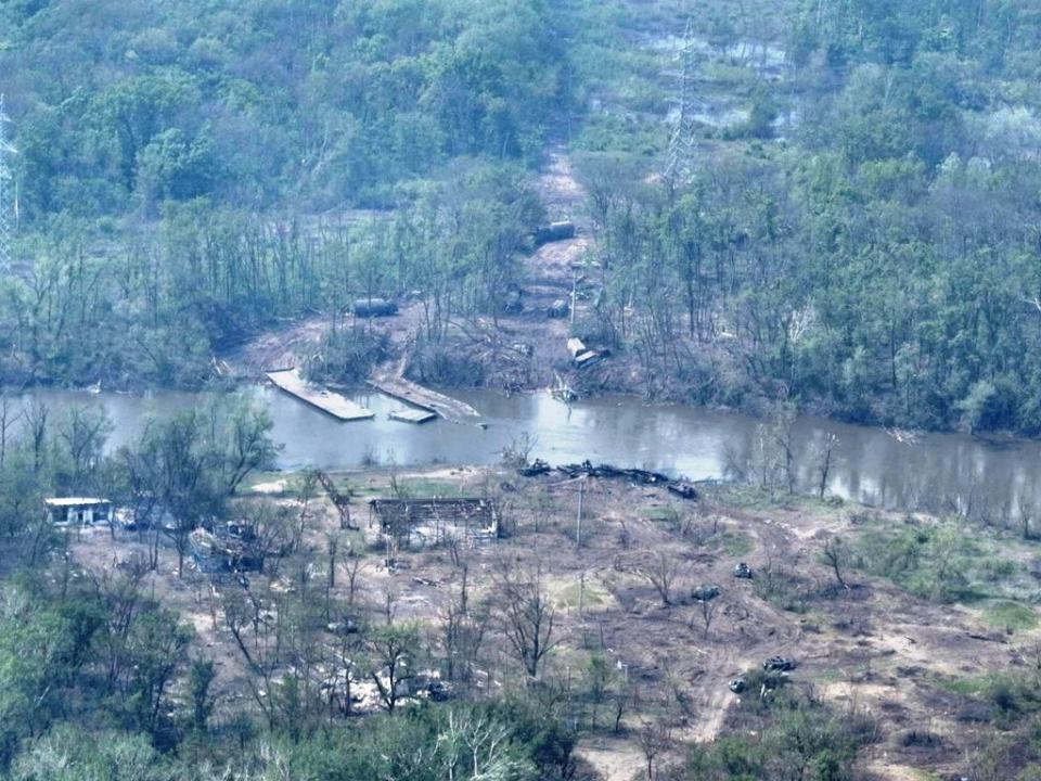 Una vista aérea de los vehículos quemados y los restos de lo que parece ser un puente improvisado en el río Siverskyi Donets (Comando de Fuerzas Armadas Ucraniananas vía Reuters)