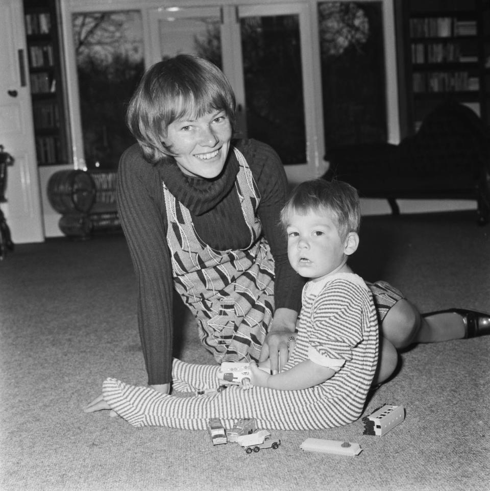 Glenda Jackson with her son Dan Hodges at her home in 1971 (Hulton Archive/Getty)