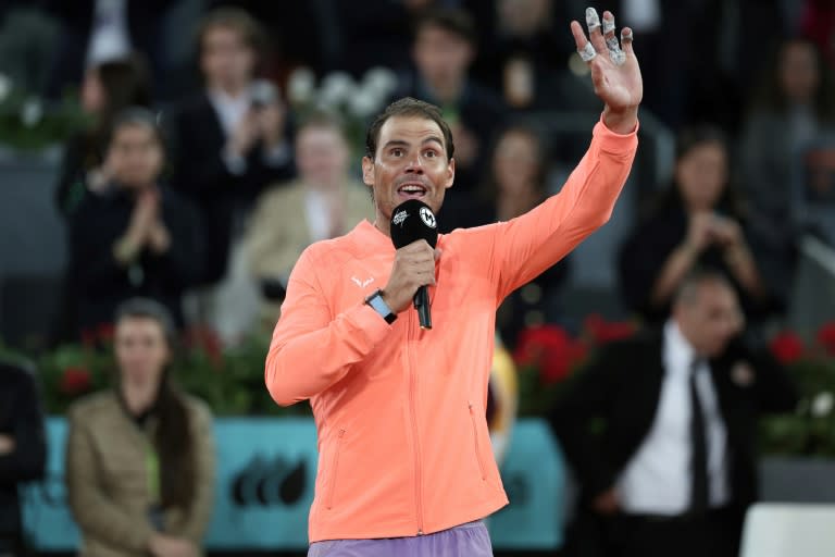 Rafael Nadal s'adresse au public madrilène après sa défaite en 8e de finale du Masters 1000 contre le Tchèque Jiri Lehecka, le 30 avril 2024 (Thomas COEX)