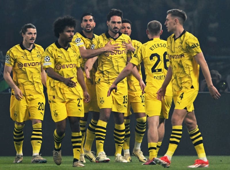 Dortmund's Mats Hummels celebrates with teammates after he scored his side's first goal during the UEFA Champions League semi final between Paris Saint-Germain (PSG) and Borussia Dortmund. Robert Michael/dpa