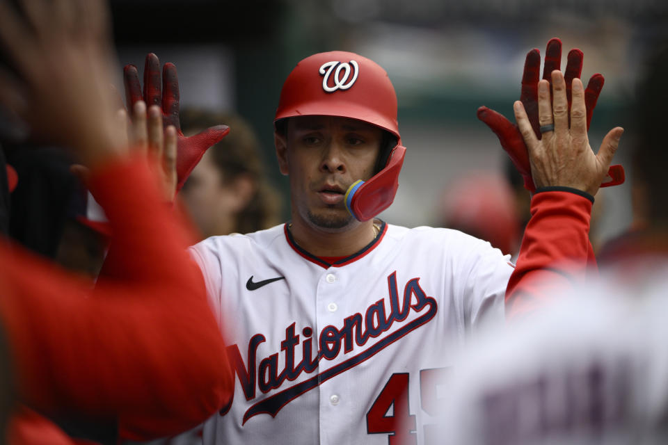 Joey Meneses de los Nacionales de Washington celebra en el dugout tras anotar con un sencillo de luis García en la séptima entrada ante los Filis de Filadelfia el sábado 1 de octubre del 2022. (AP Foto/Nick Wass)