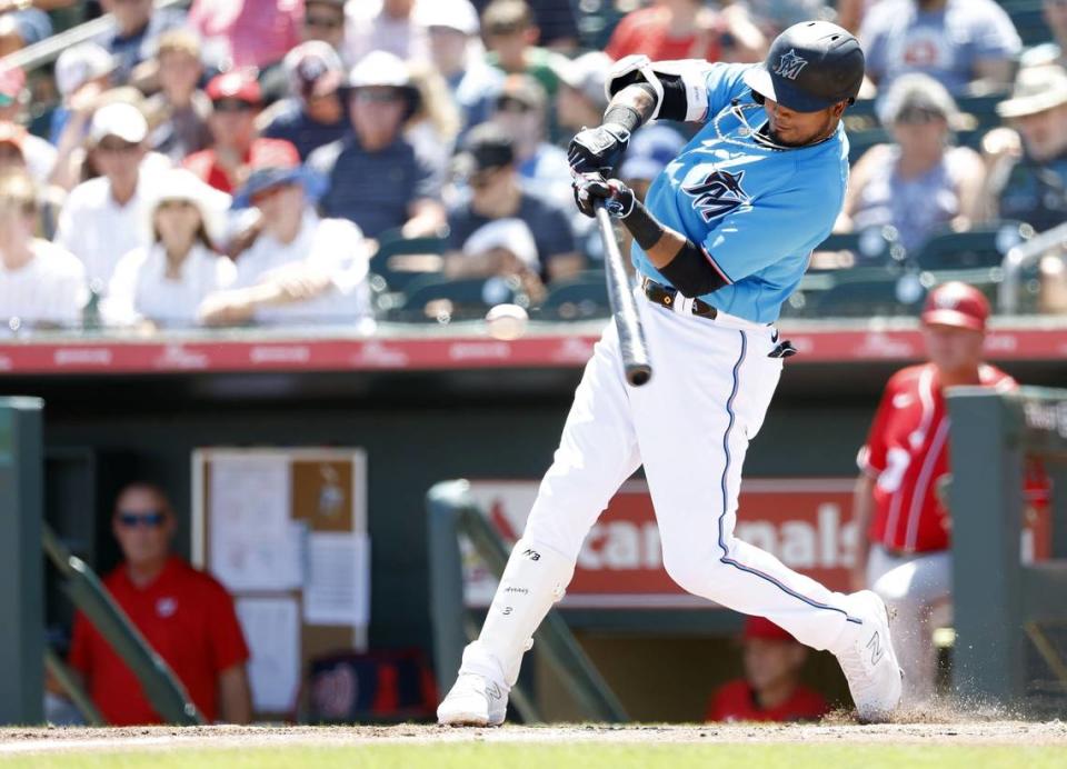 El venezolano Luis Arráez batea por los Marlins en el partido de pretemporada ante los Nacionales de Washington, celebrado el 26 de marzo de 2023 en Jupiter, Florida.