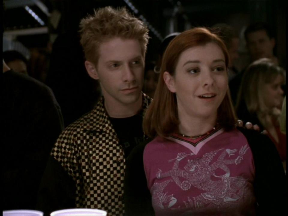 Oz standing next to Willow in Buffy the Vampire Slayer