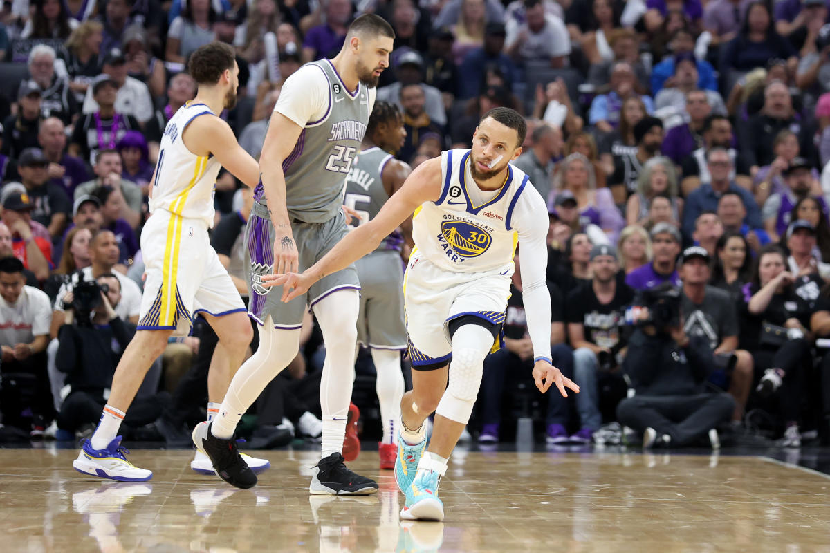 Warriors bertahan untuk memenangkan Game 5 di jalan, dan memimpin seri 3-2 untuk Kings