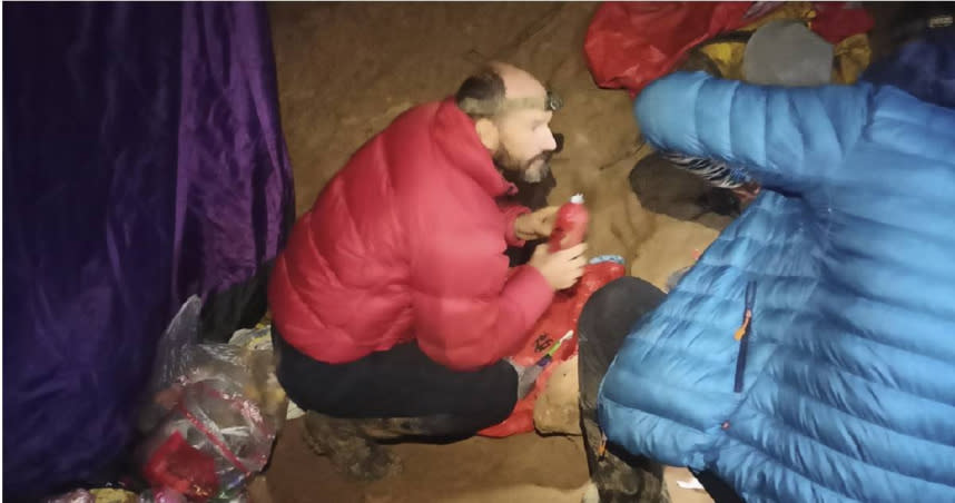 美國洞穴探險家狄基已被帶到地下2300英尺（約700公尺）的營地休息。（圖／達志／美聯社）
