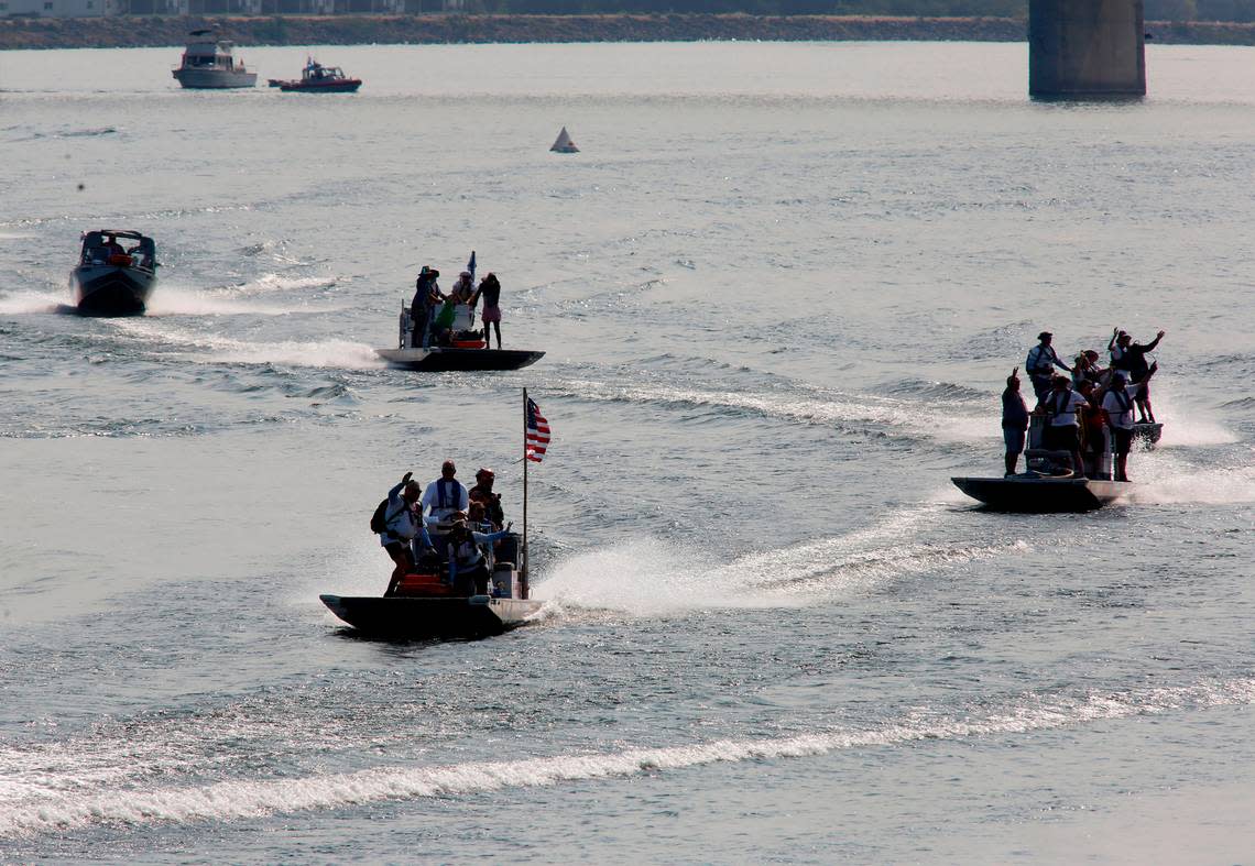 Final day views of Columbia Cup and Over the River Air Show action from the official Water Follies barge in Kennewick’s Columbia Park.