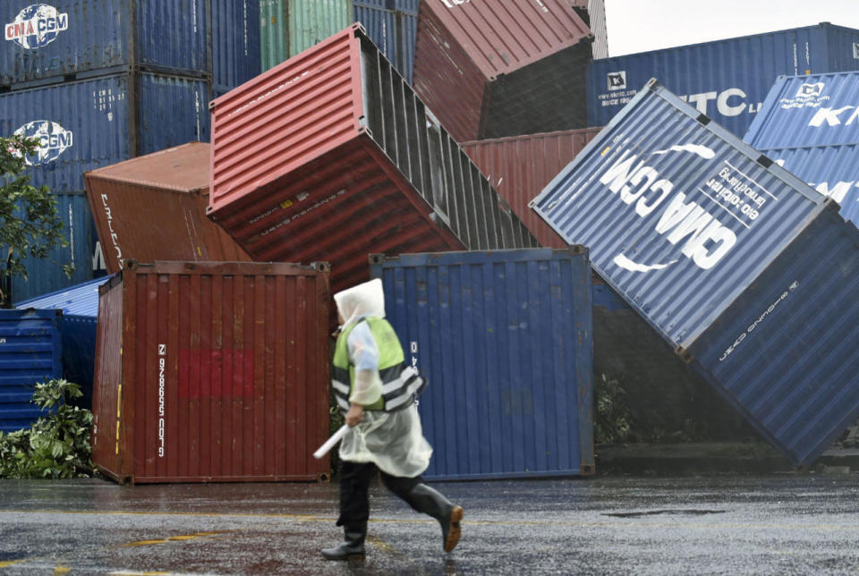 Typhoon Meranti hits Taiwan and heads for China