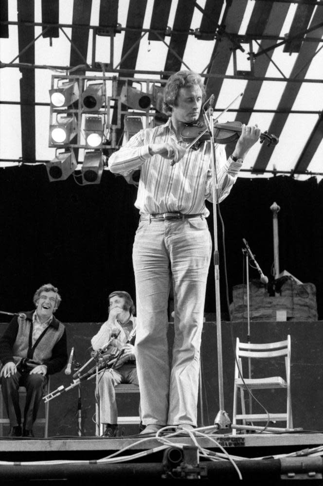 Seán Keane performing in 1976.