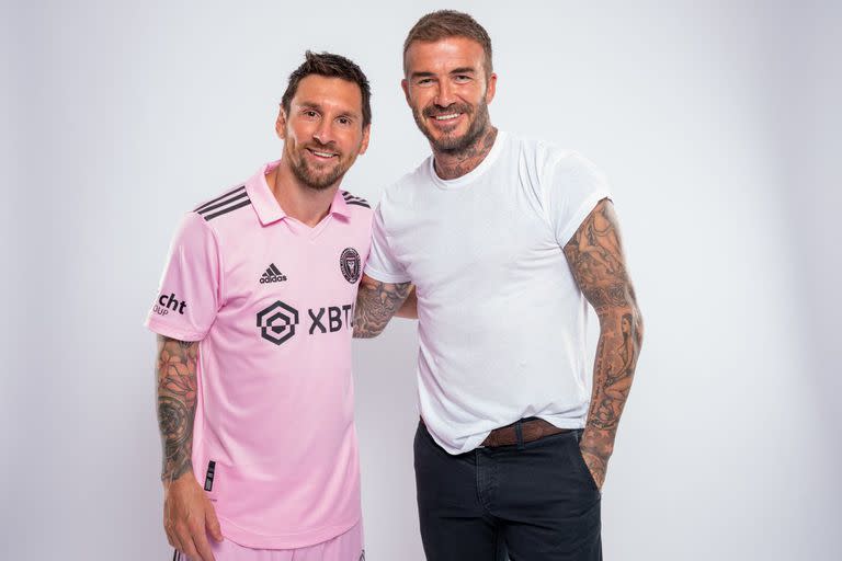 Leo Messi firmó su contrato y posó con David Beckham, el gran artífice de su llegada