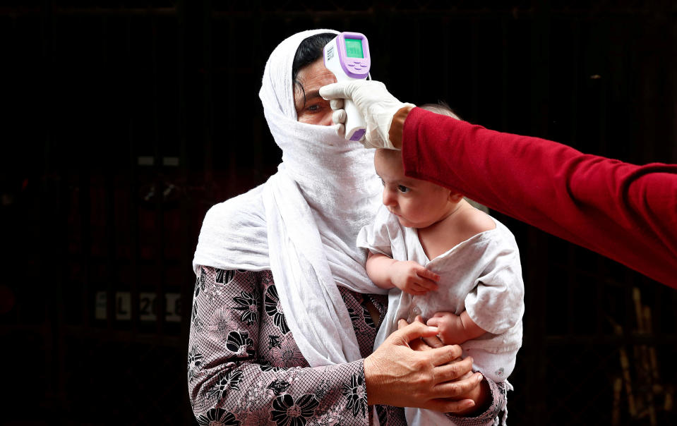 Temperaturmessung bei einer Frau in Neu-Delhi (Bild: Reuters/Adnan Abidi)