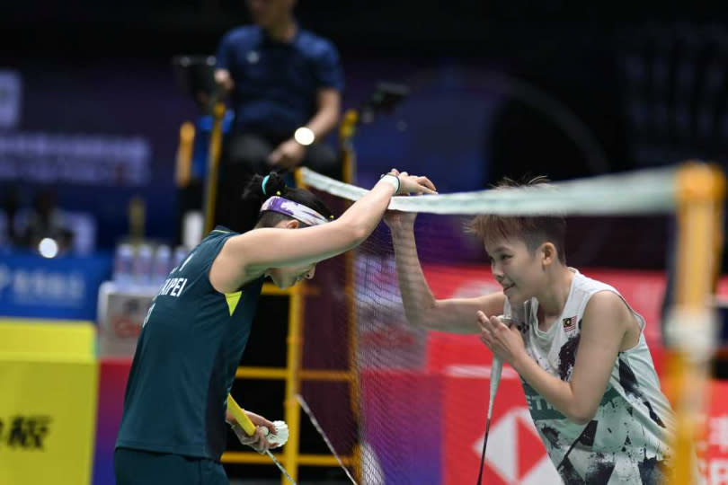   戴資穎（左）賽後和對手在網前握手致意。（圖／Badminton Photo提供）