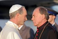 Auch das eine Wiederholung: Bruno Ganz (links) erneut als Geistlicher, in diesem Fall als Kardinal Wyszynski, dem Förderer von Papst Johannes Paul II. (Thomas Kretschmann). (Bild: ARD Degeto)