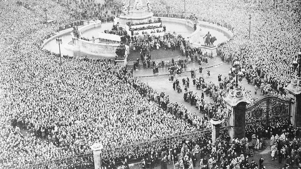 original caption heres an elevation shot taken from buckingham palace as thousands of londoners gathered around the victoria memorial at the entrance to buckingham palace to cheer the newly married princess elizabeth and philip, duke of edinburgh, and members of the royal family when they appeared on the palace balcony following the wedding in westminster abbey