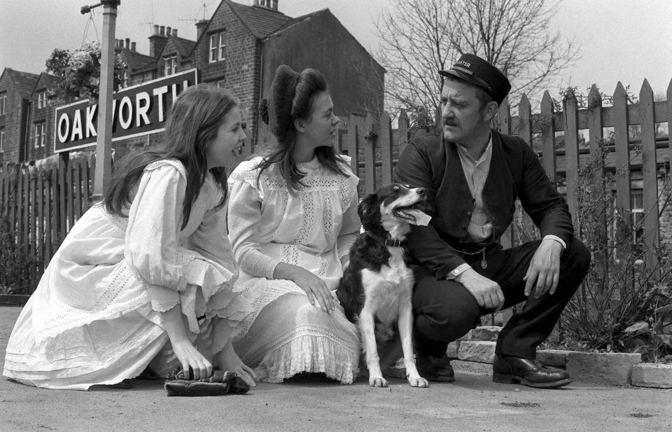 FILE Actor Bernard Cribbins with actresses, Sally Thomsett, left and Jenny Agutter, filming The Railway Children on location, in Oakworth, England, July 2, 1970. Cribbins, a beloved British entertainer whose seven-decade career ranged from the bawdy “Carry On” comedies to children’s television and “Doctor Who,” has died. He was 93. Agent Gavin Barker Associates announced Cribbins’ death on Thursday, July 28, 2022. (PA via AP, File)