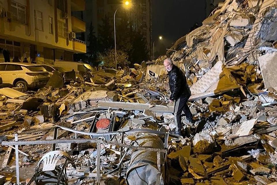 Un hombre busca entre los edificios colapsados en Diyarbakir, al sur de Turquía (Depo Photos)