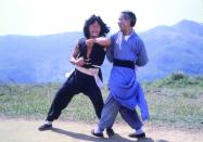 Okay, der scheinbar unverwüstliche Actionfilm-Dino Jackie Chan ist tatsächlich schon seit den 60er-Jahren dabei. Doch eben weil er lange lief wie eine Maschine, drückte der Martial-Arts-Champion auch den 80-ern seinen Stempel auf. Im Bild: Jackie Chan (links) mit ziemlich schicker Frisur in "Meister aller Klassen". (Bild: WVG Medien)