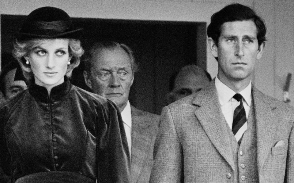 Ein Jahr, bevor Prinzessin Diana starb, endete ihre Ehe mit Prinz Charles offiziell - nach einer jahrelangen Schlammschlacht. 1993 gelangte die Aufzeichnung eines peinlichen Telefonats zwischen Charles und seiner Geliebten Camilla an die Medien, 1995 packte Diana in einem TV-Interview vor einem Millionenpublikum über die Affäre ihres Mannes aus. (Bild: Steve Wood/Daily Express/Hulton Archive/Getty Images)