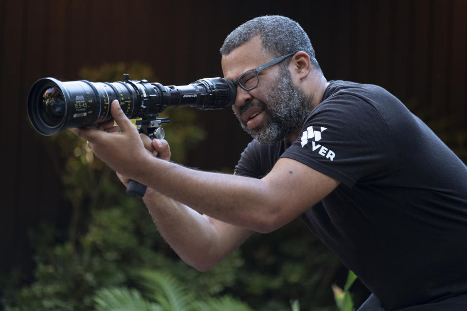 En esta imagen difundida por Universal Pictures, el guionista, productor y director Jordan Peele en el plató de la película "Us". (Claudette Barius/Universal Pictures vía AP)