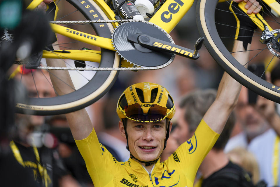 El danés Jonas Vingegaard, campeón del Tour de Francia, laza su bicicleta al final de la 21ra etapa, el domingo 23 de julio de 2023. (AP Foto/Thibault Camus)