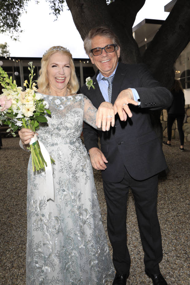 Anson Williams, 73, and Sharon MaHarry, 64 show off rings.<p><a href="https://www.imago-images.com/st/0246978429" rel="nofollow noopener" target="_blank" data-ylk="slk:IMAGO/ZUMA Wire/Nina Prommer;elm:context_link;itc:0;sec:content-canvas" class="link ">IMAGO/ZUMA Wire/Nina Prommer</a></p>