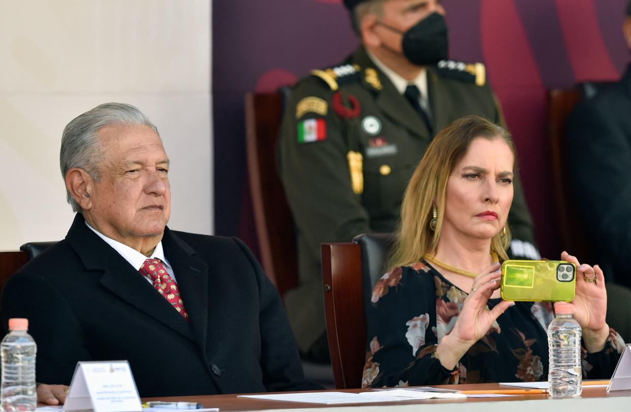 Andrés Manuel López Obrador (AMLO) y su esposa Beatriz Gutiérrez en un evento en el Castillo de Chapultepec en febrero de 2022. (Foto: ALFREDO ESTRELLA/AFP via Getty Images)