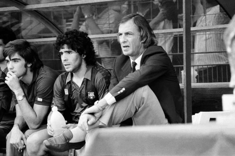 (ARCHIVO) Diego Maradona (C) del FC Barcelona, su entrenador César Luis Menotti (R) y el FC Girondins de Bordeaux Alain Giresse son vistos durante el torneo internacional de fútbol en Burdeos el 28 de agosto de 1983. El ex futbolista argentino César Menotti, el Mundial de Argentina 1978. El entrenador ganador, falleció a los 85 años, anunció la Asociación del Fútbol Argentino el 5 de mayo de 2024. (René JEAN)