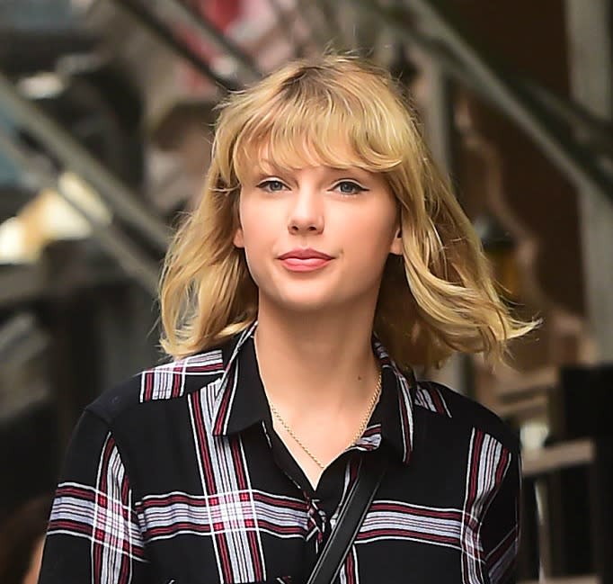 Taylor Swift just wore the perfect Pumpkin Spice sweater, and you can get one just like it