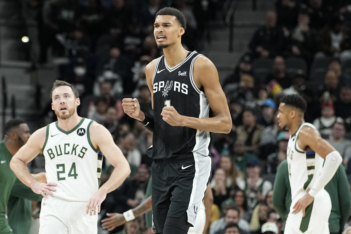 Victor Wembanyama throws down solo alley-oop in wild birthday outing against Giannis Antetokounmpo, Bucks