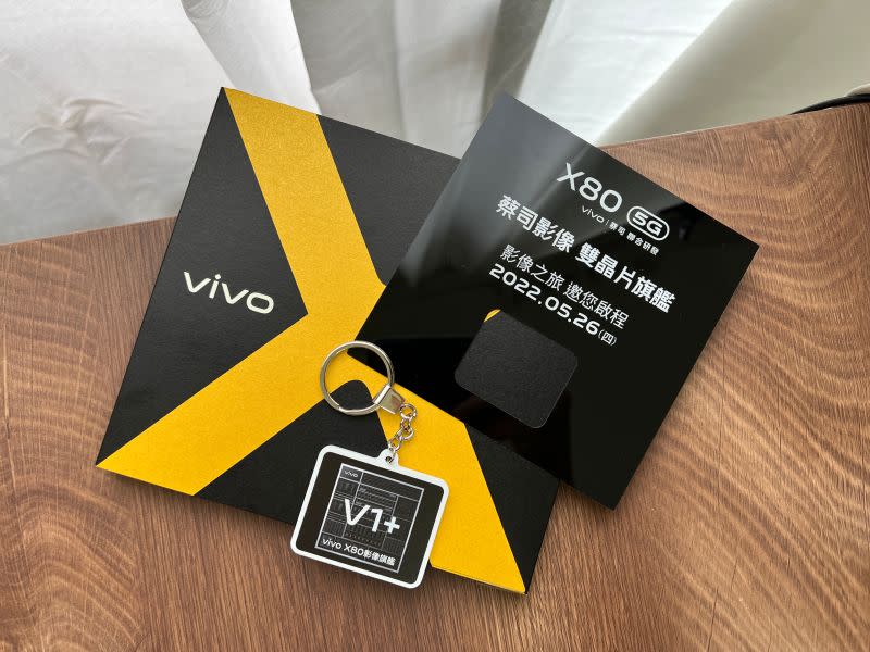 ▲Vivo 日前發出實體邀請函，確定會有配置V1+ 影像晶片的 X80亮相。（圖／記者周淑萍攝）