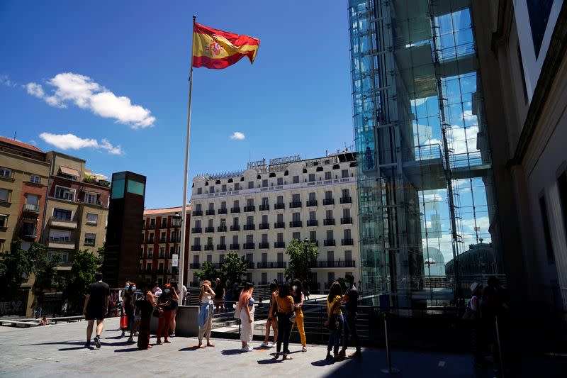 Personas hacen cola mientras esperan para entrar en el museo Reina Sofía tras la reapertura al público, en Madrid, España, el 6 de junio de 2020