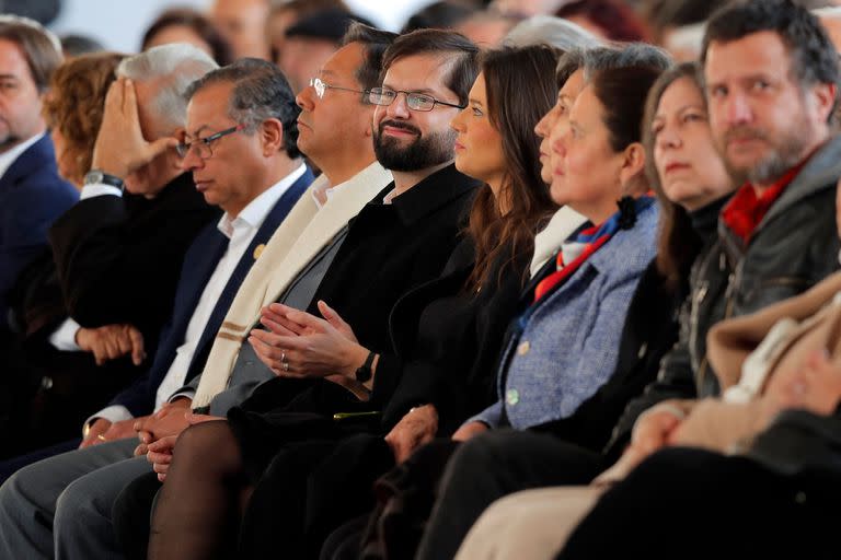 (De izquierda a derecha) El presidente mexicano Andrés Manuel López Obrador, el presidente colombiano Gustavo Petro, el presidente boliviano Luis Arce, el presidente chileno Gabriel Boric y su compañera Irina Karamanos asisten a una ceremonia para conmemorar el 50 aniversario de la dictadura chilena frente al Palacio Presidencial de La Moneda en Santiago , el 11 de septiembre de 2023