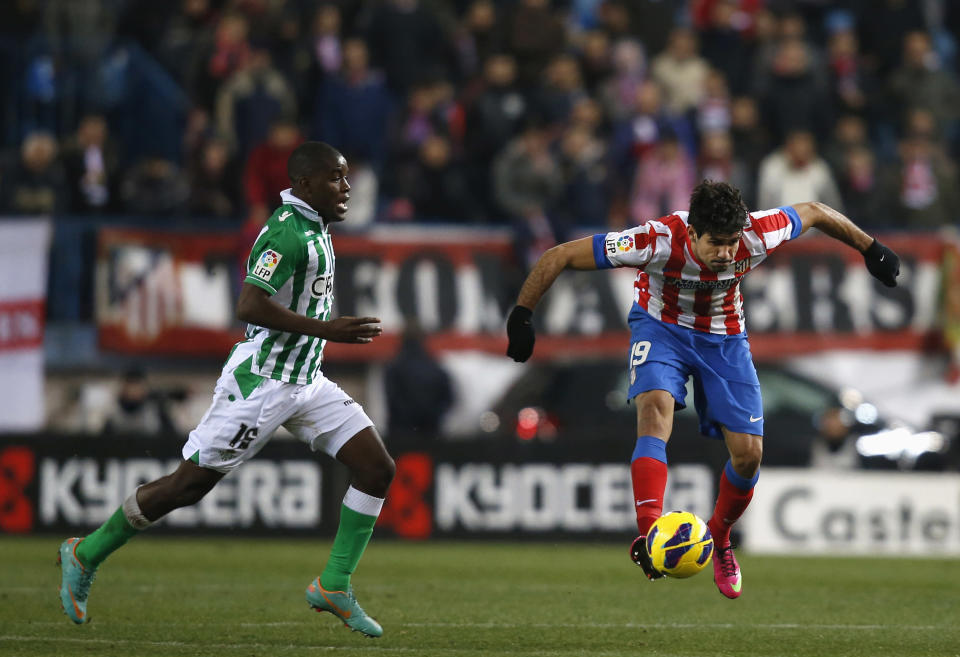 Atletico Madrid's Diego Costa (R) controls the ball next to Real Betis' Joel Campbell during their Spanish first division soccer match at Vicente Calderon stadium in Madrid February 3, 2013. REUTERS/Susana Vera (SPAIN - Tags: SPORT SOCCER) - RTR3DBDO