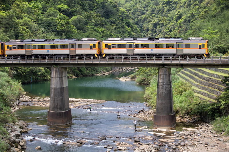 跨鐵軌攀三貂嶺瀑布群有違法之虞（1） 從台鐵平溪線三貂嶺車站跨鐵軌前往瀑布群，有違反 鐵路法之虞。新北市瑞芳區公所指出，跨河聯外道路 橋梁，由市府交通局與中央評估可行性及效益。長遠 之計仍以交通部召集，修改鐵路法提出解決方案。 （民眾萬先生提供） 中央社記者黃旭昇新北傳真  113年6月15日 