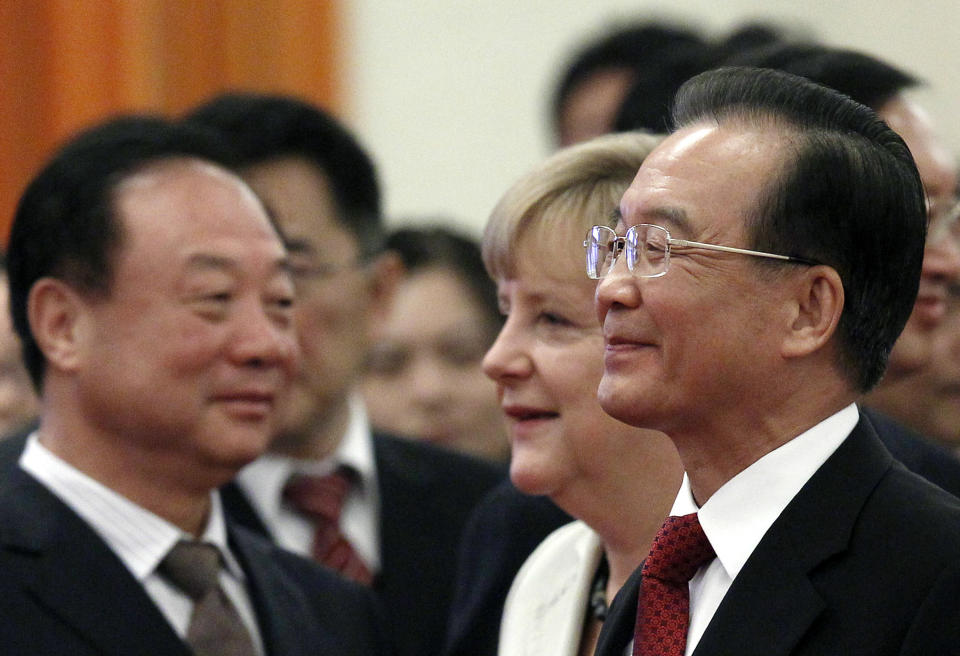 German Chancellor Angela Merkel, second from right, and Chinese Premier Wen Jiabao, right, walk past Chinese officials during a welcome ceremony held at the Great hall of the People in Beijing Thursday, Aug. 30, 2012. (AP Photo/Ng Han Guan)