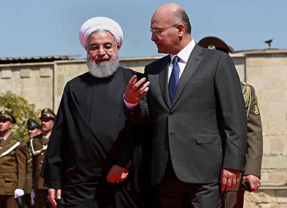 ARCHIVO - En esta imagen de archivo del 11 de marzo de 2019, el presidente de Irak, Barham Salih, a la derecha, camina con el presidente de Irán, Hassan Ruhani, antes de su reunión en el Palacio Salam de Bagdad, en Irak. EL país intenta reclamar una posición de liderazgo en el mundo árabe tras décadas de conflicto. (AP Foto/Khalid Mohammed, Archivo)