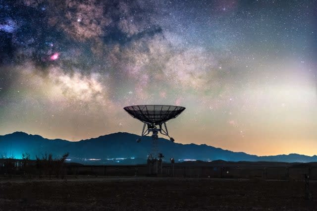 Milky way above radio telescope