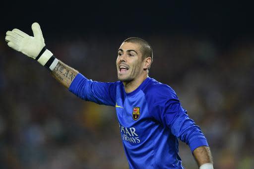 Víctor Valdés gesticula durante un Barça-Real Madrid liguero jugado el 26 de octubre de 2013 en el estadio Camp Nou, en Barcelona (AFP/Archivos | Javier Soriano)