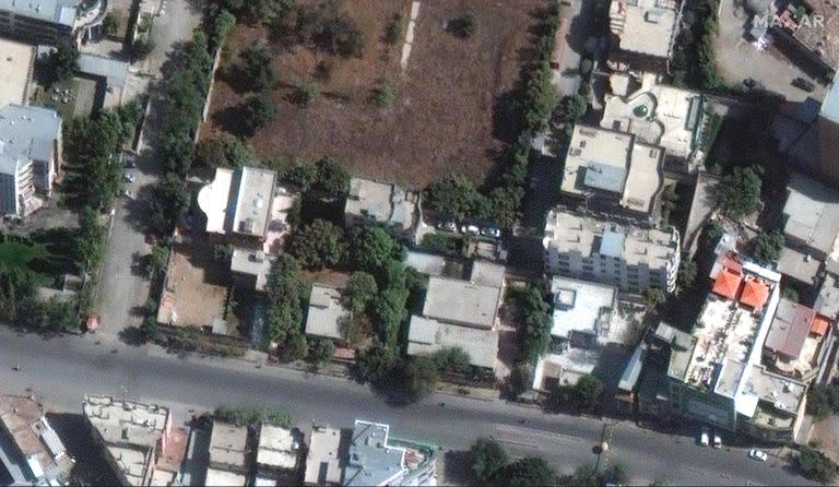 Esta imagen, cortesía de Maxar Technologies, publicada el 2 de agosto de 2022 y tomada el 13 de octubre de 2021, muestra el edificio (izquierda) en el que probablemente se encontraba el jefe de Al-Qaeda, Ayman al-Zawahiri
