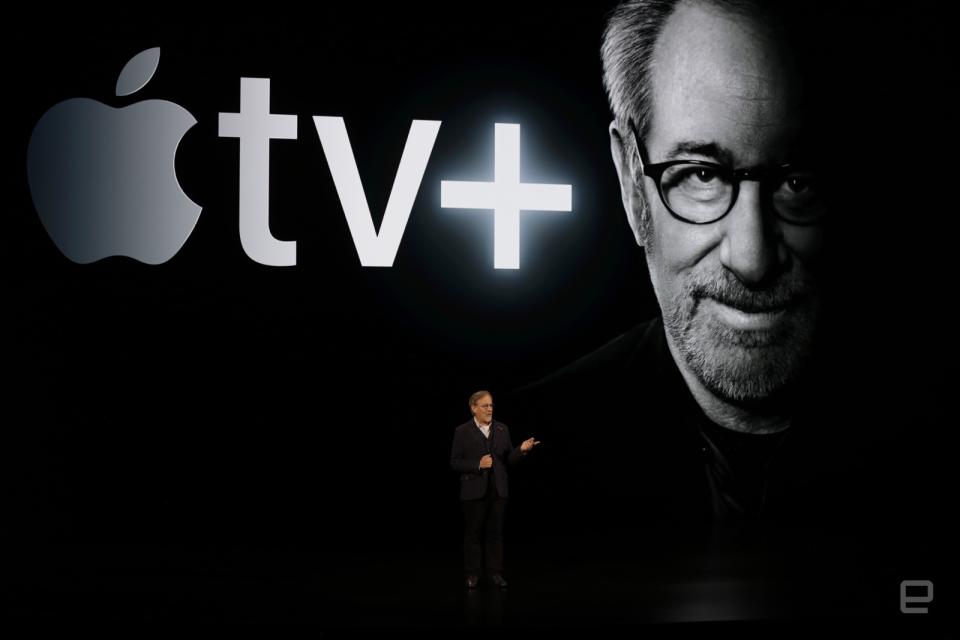 El cineasta Steven Spielberg presenta el producto Apple TV+ en el evento en la sede de la empresa en Cupertino, California. Fuente de la imagen: Engadget.