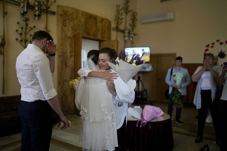 Kateryna Lytvynenko saluda a sus familiares después de la ceremonia